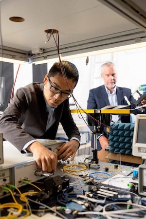 張子謙(左)和 Benjamin Eggleton 教授(右)展示了他們的雷達系統(tǒng)。